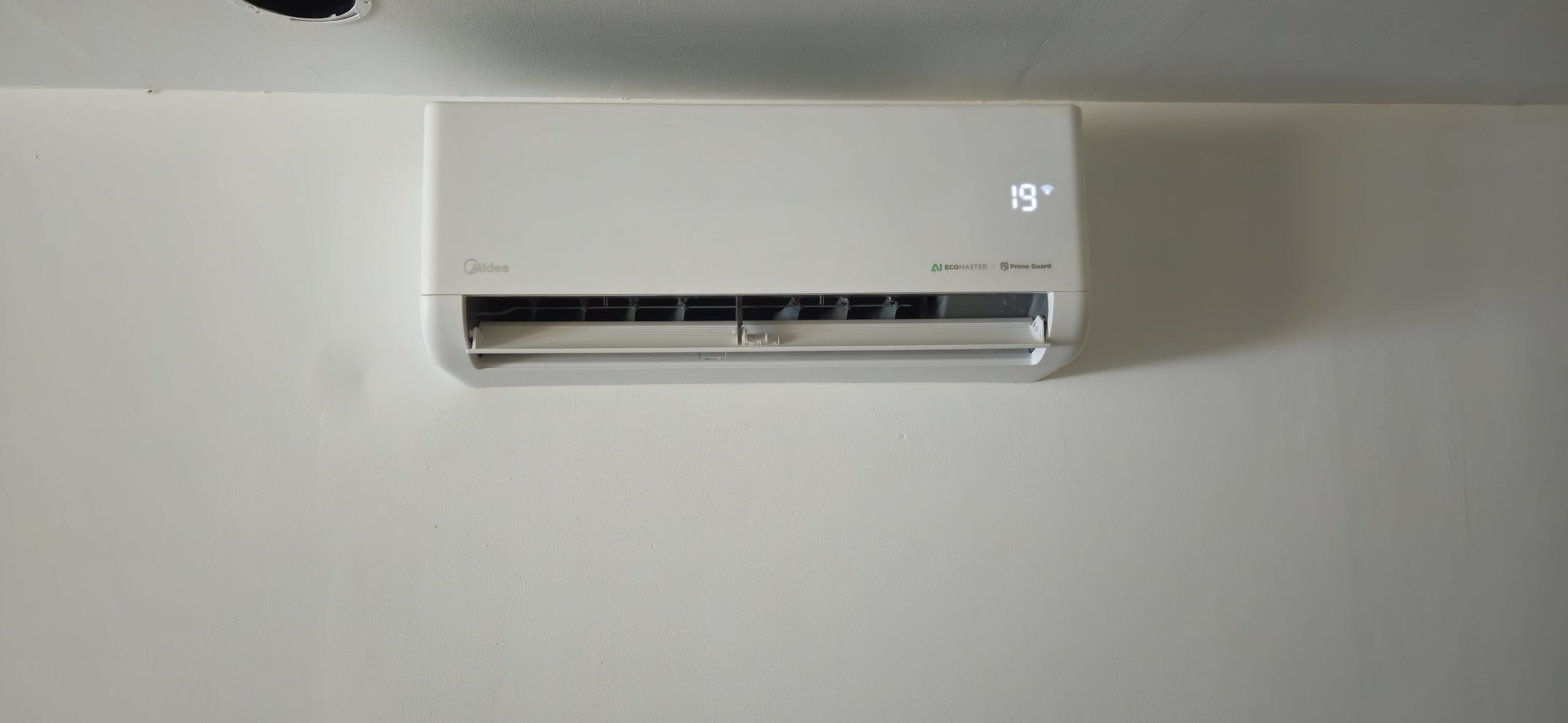 Climatisation réversible Midea, unité murale intérieure installée à Cholet