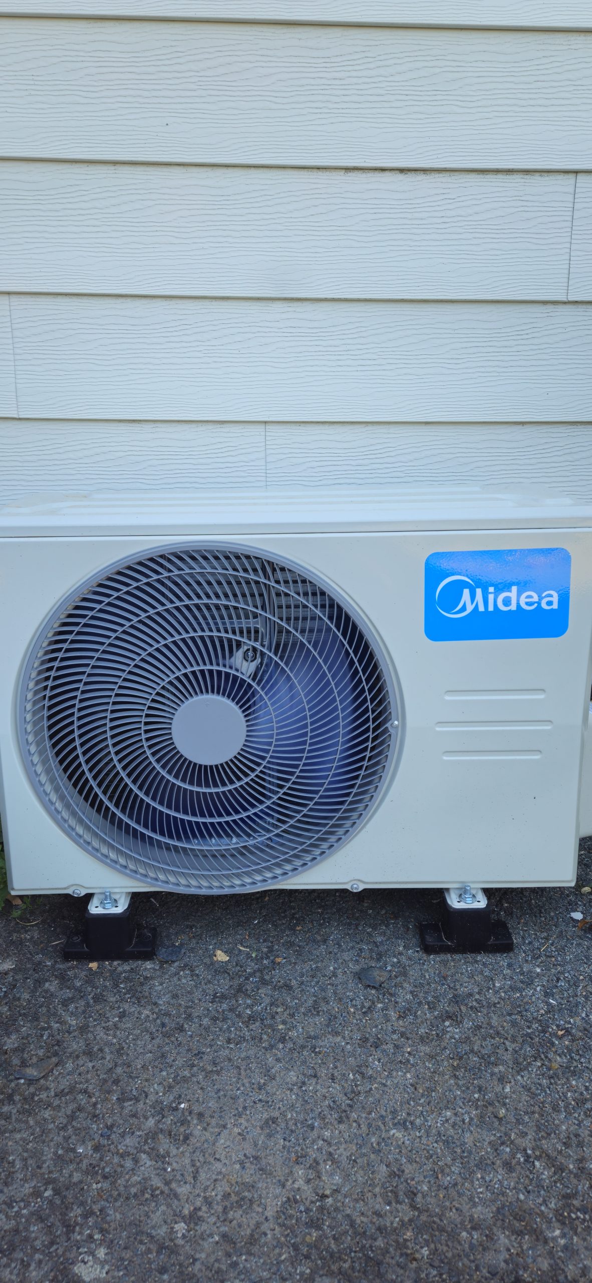 Groupe extérieur de climatisation Midea posé sur plots antivibratiles, Cholet